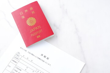 有給休暇をとって海外旅行に出発するため、勤め先の会社に休暇届を提出する
