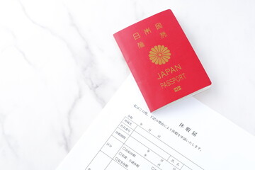 有給休暇をとって海外旅行に出発するため、勤め先の会社に休暇届を提出する
