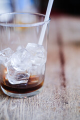 コップの中のストローと氷