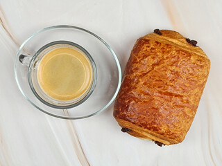 croissant, pain au chocolat et café, en gros plan, sur une table - 781947665