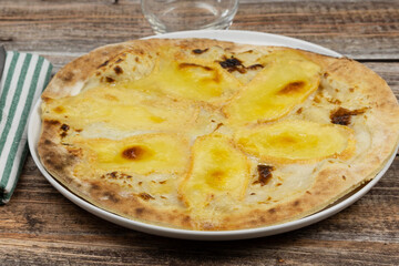 tarte aux maroilles, en gros plan, sur une table	