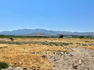 Obraz premium Shot of a dried field in the mountains view
