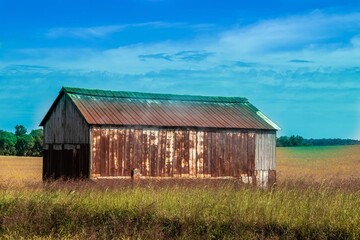 Obraz premium Old abandoned barn in a field
