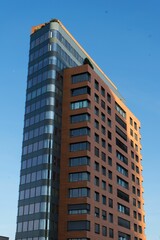 Obraz premium Vertical shot of a modern tall building in the Dusseldorf media harbor, Germany