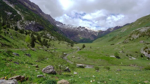 Vista panor&aacute;mica del valle de Otal, en el parque natural de Ordesa y Monte Perdido, Huesca, Espa&ntilde;a.