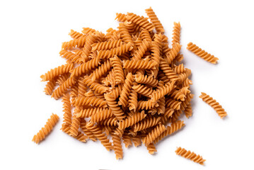 Fusilli integrali crudi isolati su fondo bianco, pasta italiana con farina integrale, alimentazione vegetariana, cibo europeo 