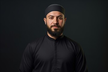 Obraz premium A man wearing a black shirt and a black head scarf