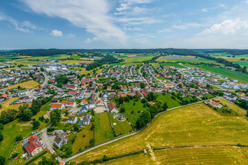 Die Marktgemeinde Ziemetshausen in der oberschwäbischen Region Donau-Iller im Luftbild