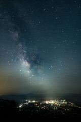 埼玉県美の山公園から見る天の川と秩父の夜景
