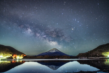 富士山に掛かる天の川を精進湖湖畔から見る - obrazy, fototapety, plakaty