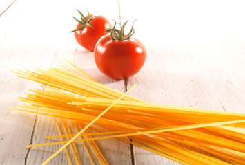 Pasta, Tomate, Nudeln, Hartweizengries, Holzfond, 