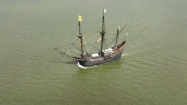 Old VOC sailing ship Halve Maen replica sailing at the Ketelmeer in Flevoland, The Netherlands. The Halve Maen was a trading ship of the Dutch East India Company ( Verenigde Oost-Indische Compagnie)