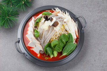 A term used to refer to the twelve curved bones and flesh that form the chest of cows, pigs, chickens, etc., that are edible.