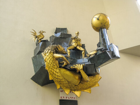 Defender of Time (Le Defenseur du Temps) clock in Paris, France