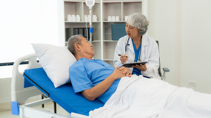 Obraz premium Senior Asian female doctor examining a sick old man in bed, female therapist caring for grandfather in nursing home Health care and health insurance
