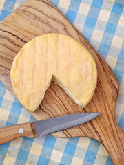 fromage français : munster, vue du dessus, en gros plan - 782141013