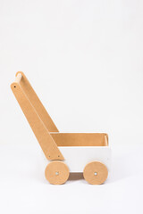 Carritos Montessori para jugar, niños jugando, juguetes, juguetes de madera, juego para colorear, fotos productos, objetos en madera, librería y juguetería, estilo Montessori