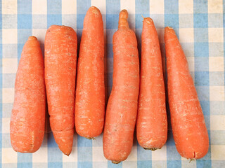 plusieurs carottes, vue du dessus, en gros plan.