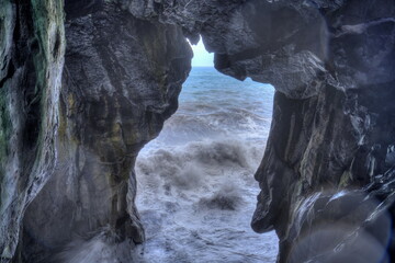 Blick aus einer Höhle auf den Atlantik bei großen Wellen