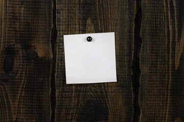 White blank notepaper and space for text with push pins on wooden background. note blank color paper cards on wooden board. noticeboard. blanks for designers