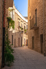 Centro storico di Molfetta. Piccola strada acciottolata ed edifici residenziali in pietra. Puglia, Italia.