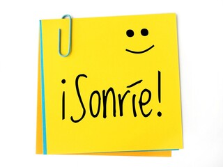 ¡Sonríe! Spanish Smile text and a happy face on a yellow sticky note
