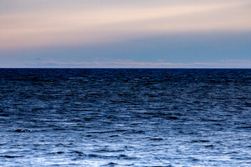 Obraz premium Sunset in cold spring on the seashore