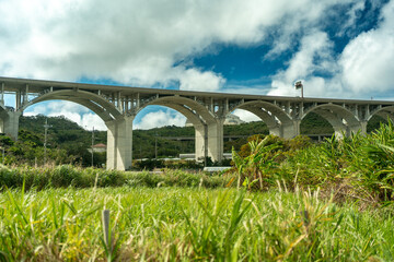 高架道路と青空