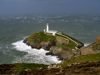 Fototapeta na wymiar very rough waves on the isle of Anglesey 