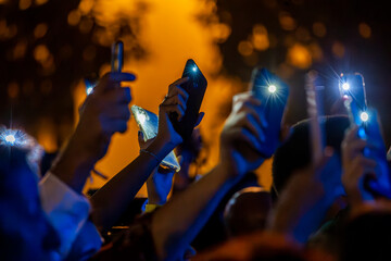 Fans use cellphone to record concert