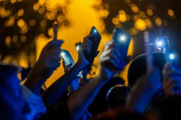 Fans use cellphone to record concert