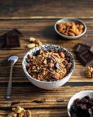 Bol de granola au chocolat et fruits secs