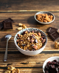Bol de granola au chocolat et fruits secs