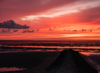 Roter Sonnenuntergang vor Cuxhaven Sahlenburg