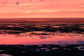 Roter Sonnenuntergang vor Cuxhaven Sahlenburg - obrazy, fototapety, plakaty