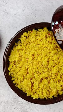 plat de couscous aux &eacute;pices, vue du dessus, en gros plan