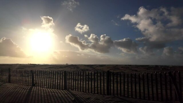 Mouvement sur plage et palissade