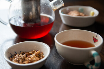 Taza de té, cereales y galletas, tetera, concepto de alimentación saludable