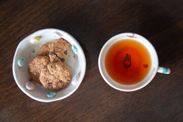 Taza de té y galletas, alimentación saludable vista de arriba