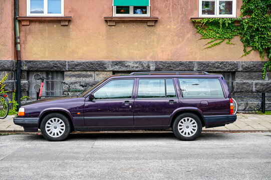 aubergine-coloured Volvo 900, 940, 960, S90, V90, station wagon, vintage car from the 1990s in Lund, Sweden, 15.08.2023	
