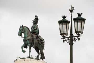 Obraz premium Public lamp in the city of Lisbon with statue of the knight D.Jose