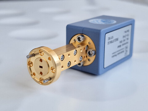 Microwave waveguide with flange connector