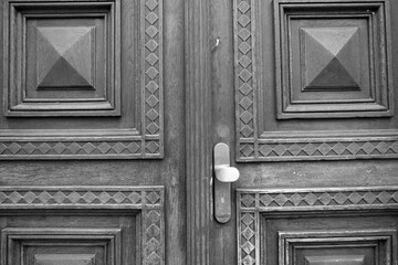 Schönen alte Holztür mit Verzierung und Ornament eines Altbau in der Neustadt von Prag an der...