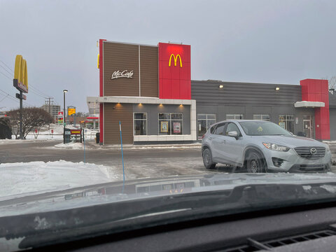 un restaurant McDonald en hiver