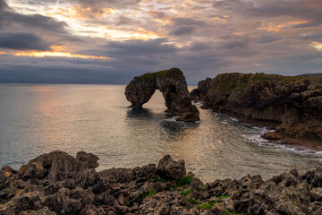 El Castro de las Gaviotas es una singular formación rocosa que encontramos frente a la costa Asturiana, en la localidad de Villahormes