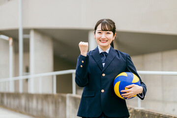 バレーボールも持つブレザー・制服姿の中学生・高校生・女子高生・女子高校生（部活・バレー部・クラブ活動
