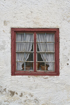Fenster eines alten historischen Bauernhauses in der Gemeinde Inzell im Chiemgau in Bayern
