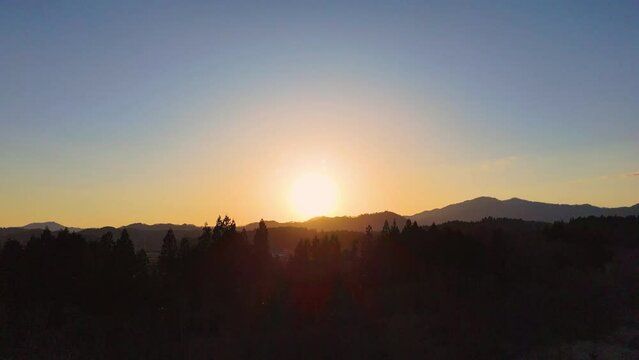 空撮　ドローン撮影　山に沈む夕日　夕景　美しい日本の風景