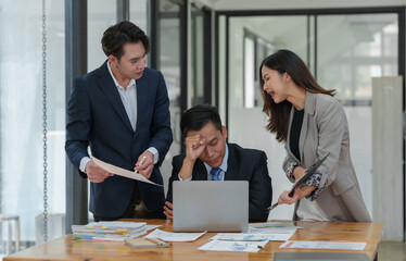 Office workers on assignment are stressed over finding solutions to problems in meeting documents. The head of the organization blames the work for not being successful. Improving discussion ideas.