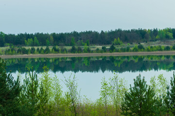 Eine Seenlandschaft mit Spiegelung